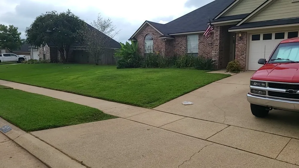Expert lawn mowing service in Benton, LA by Cut Pro's Lawn Services
