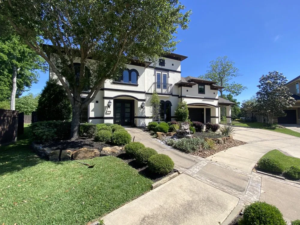 Top-rated yard maintenance in Dickinson, TX by Cut Right Landscaping