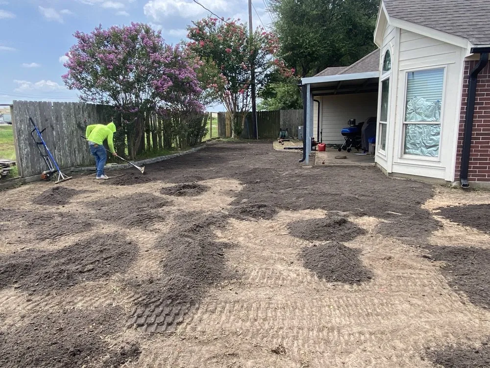 Professional yard maintenance with custom design in Dickinson, TX by Cut Right Landscaping