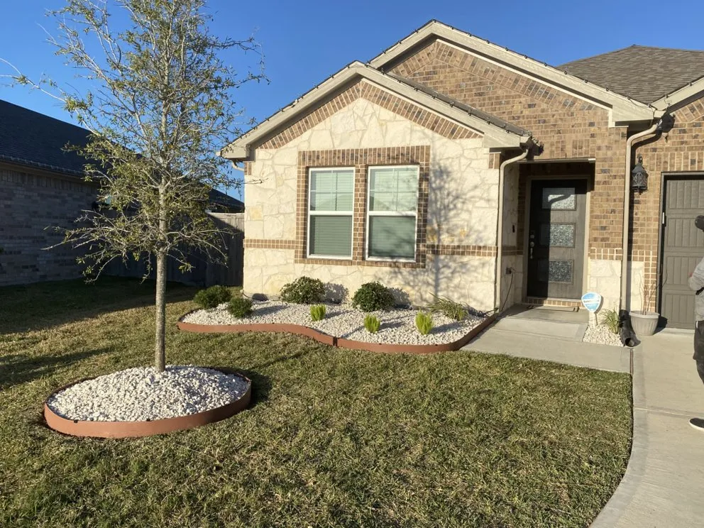 Top-rated outdoor landscaping for beautiful yards in Dickinson, TX by Cut Right Landscaping