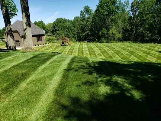 Cut Right Lawn Care Logo