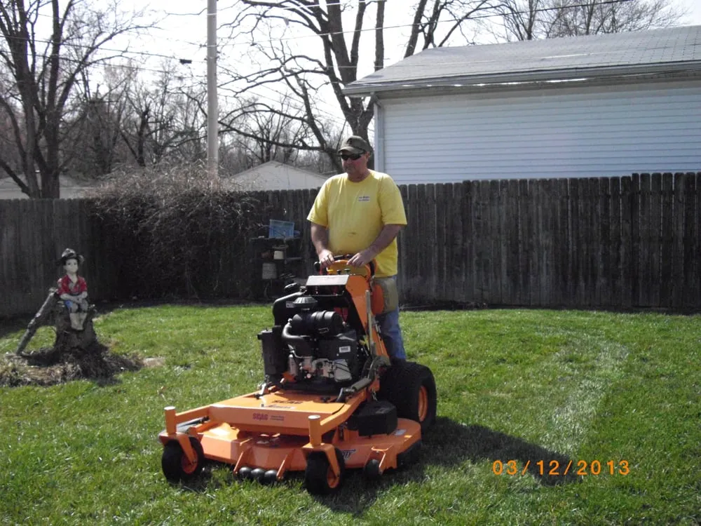 Top-rated yard cleanup service experts serving Evansville, IN - Cut-Right Yard Service
