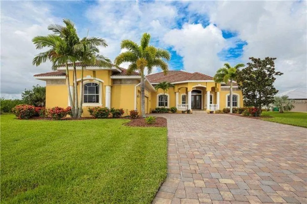 Professional landscaping services for year-round maintenance in Kissimmee, FL by Cut4les