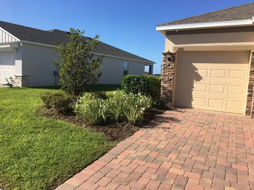 Custom outdoor landscaping in Kissimmee, FL - Cut4les