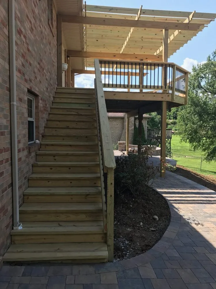 Professional yard cleanup service for homes in Nicholasville, KY by Cutting Edge Landscapes