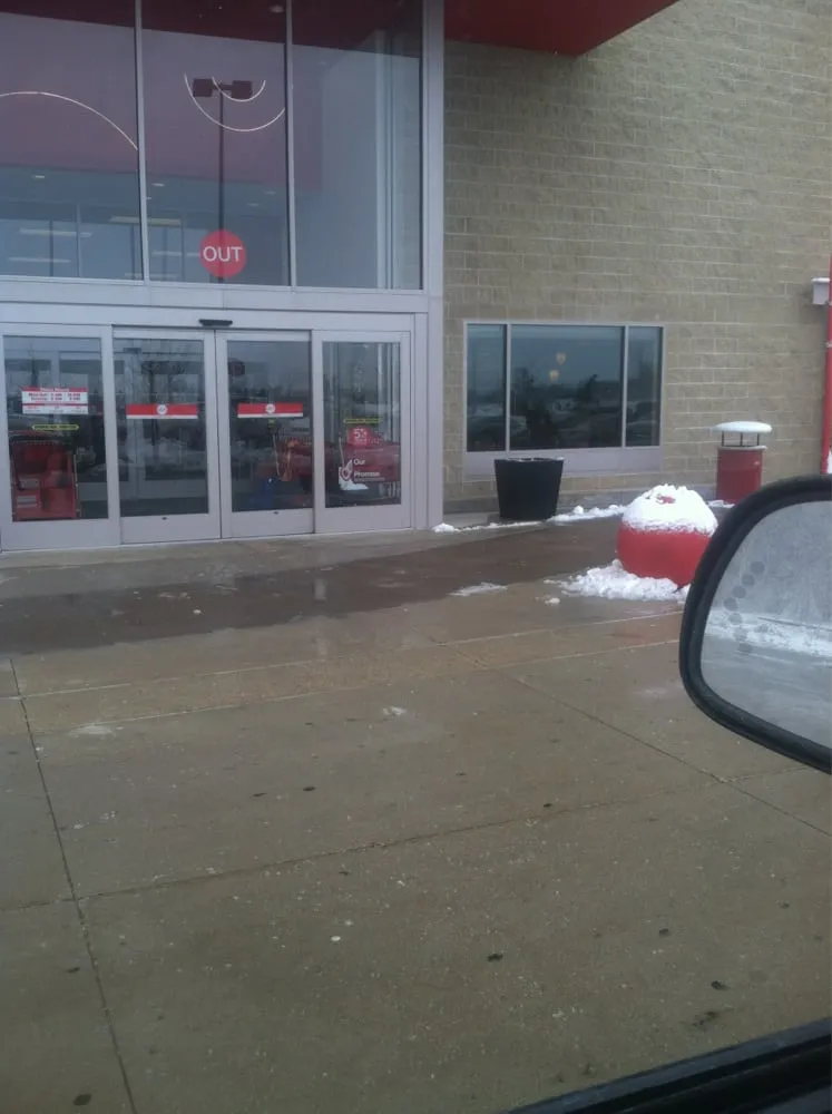 Expert yard cleanup service for year-round maintenance across Spring Grove, IL - Cutting Edge Maintenance Ent. ltd.