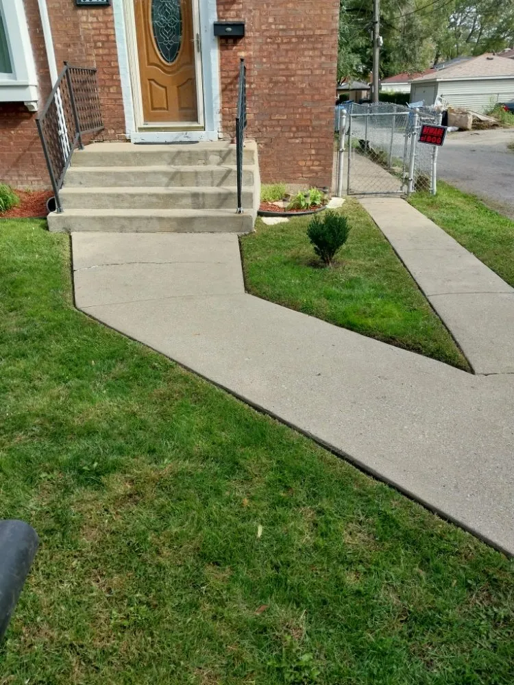 Expert yard maintenance experts serving Chicago, IL - Cutting Edgg Lawncare Services