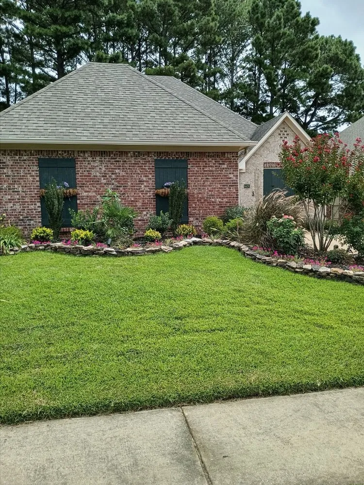 Top-rated yard cleanup service for beautiful yards across Jackson, MS - Cutting Up Lawn Service