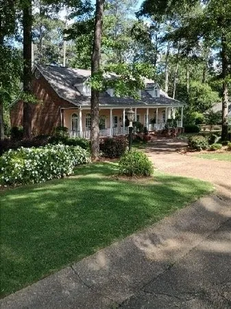 Professional yard cleanup service for beautiful yards across Jackson, MS - Cutting Up Lawn Service