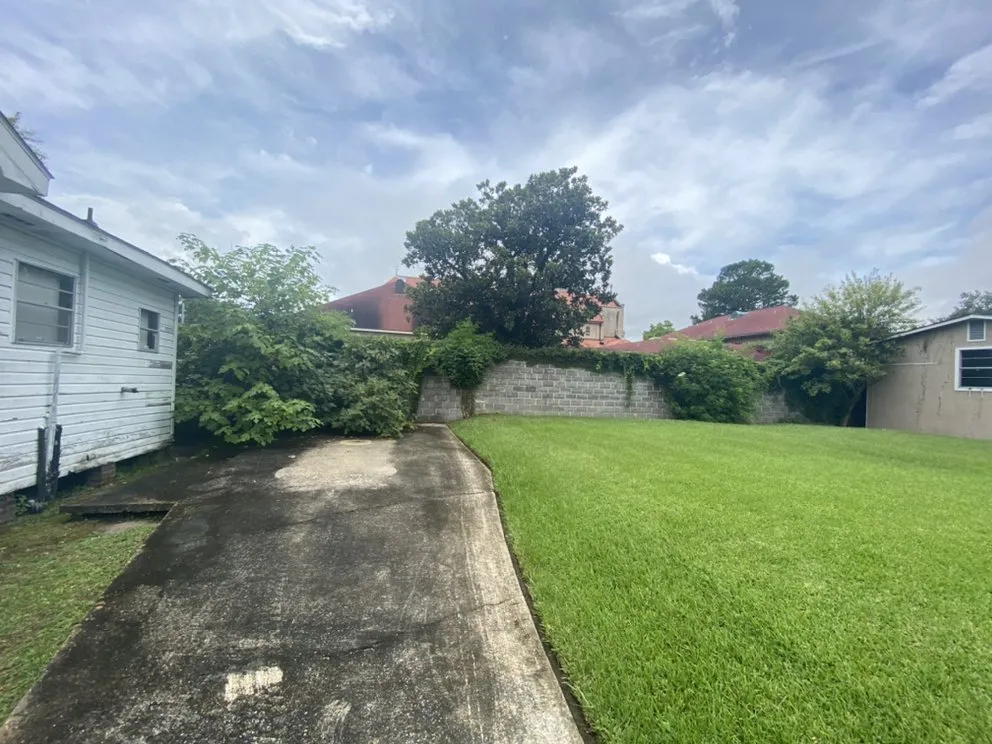 Affordable landscaping services for year-round maintenance in Baton Rouge, LA by Cyrus Architectual Landscaping