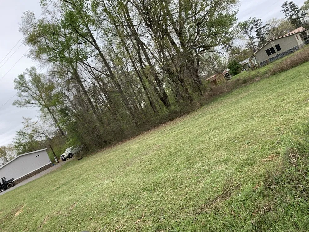 Top-rated garden landscaping for year-round maintenance in Demopolis, AL by D & B Lawn Care