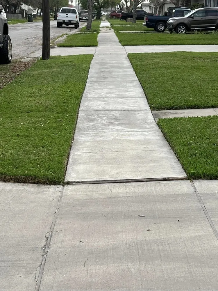 Affordable lawn mowing service experts serving Corpus Christi, TX - D & E Groundskeeping Yard Services