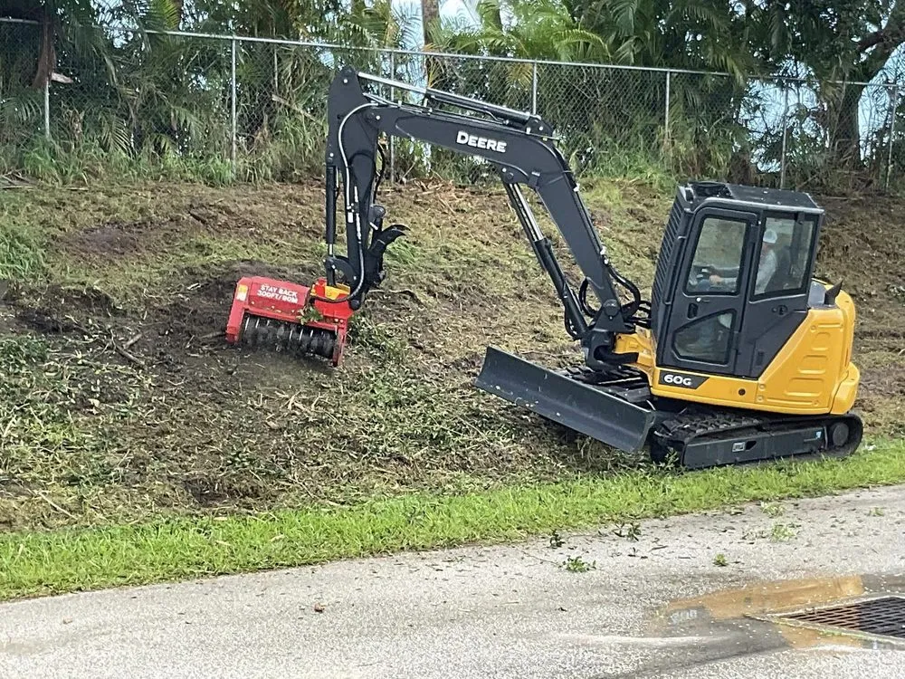 Professional garden landscaping in Fort Pierce, FL by D & R Landscaping & Excavation