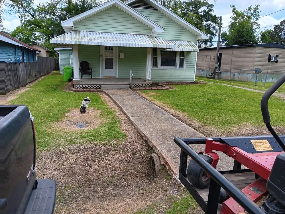 Custom lawn mowing service near you in Saint Martinville, LA by D and D Lawn And Pressure Washing Services