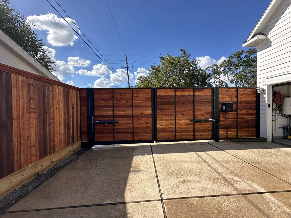 Top-rated yard cleanup service in Sugar Land, TX by D-Fence Customs