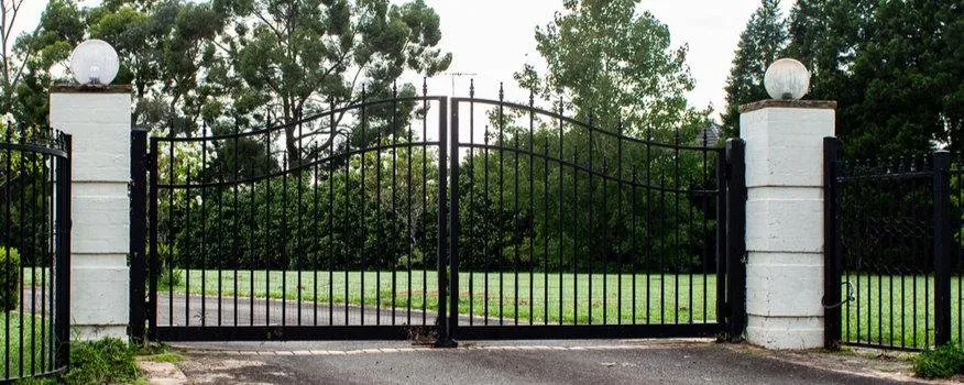Professional lawn care service experts serving Sugar Land, TX - D-Fence Customs