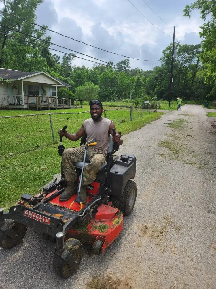 Expert yard maintenance experts serving Beaumont, TX - D Jays Kuttin Close