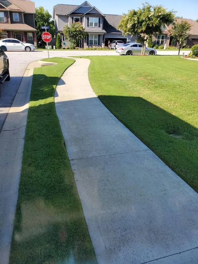 Custom lawn care service near you in Spartanburg, SC by D. Mack Lawn Care Services