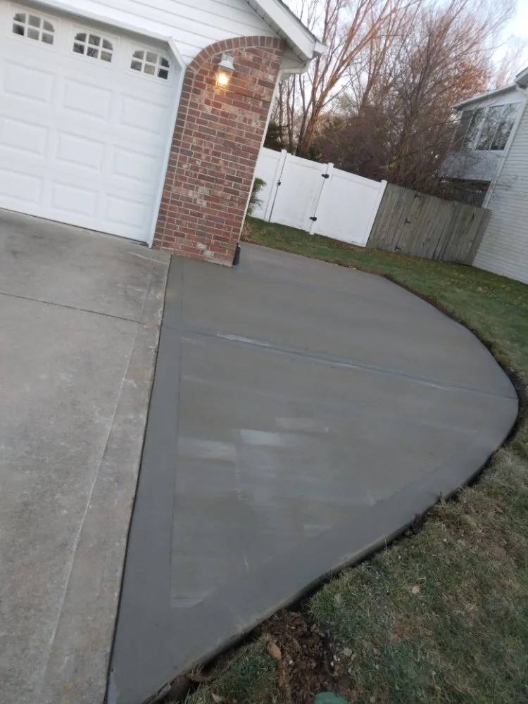 Custom yard maintenance experts serving Belleville, IL - DA Concrete & Landscaping
