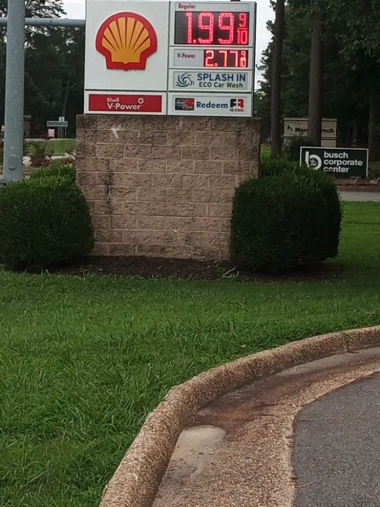 Local residential landscaping in Williamsburg, VA by Dafamily Professional Cleaning Service