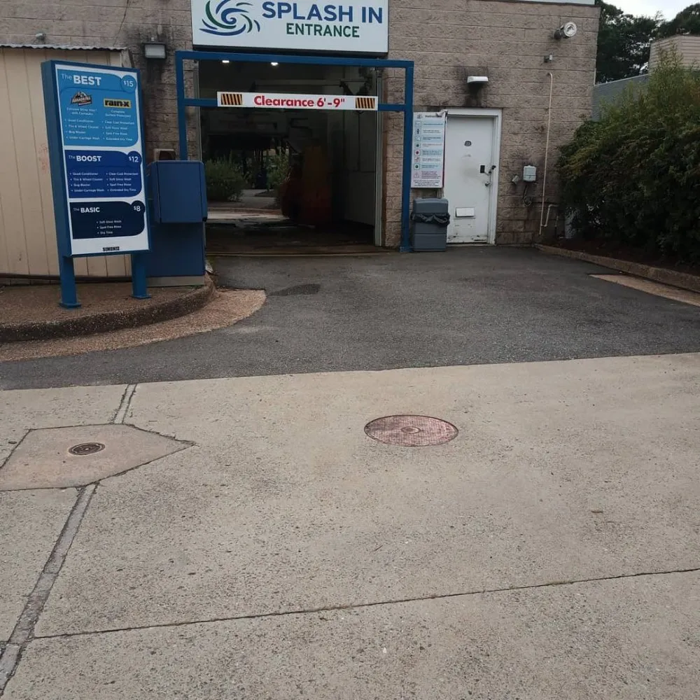 Professional residential landscaping in Williamsburg, VA by Dafamily Professional Cleaning Service