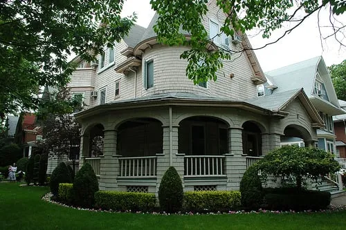 Dahill Landscaping & Design Logo