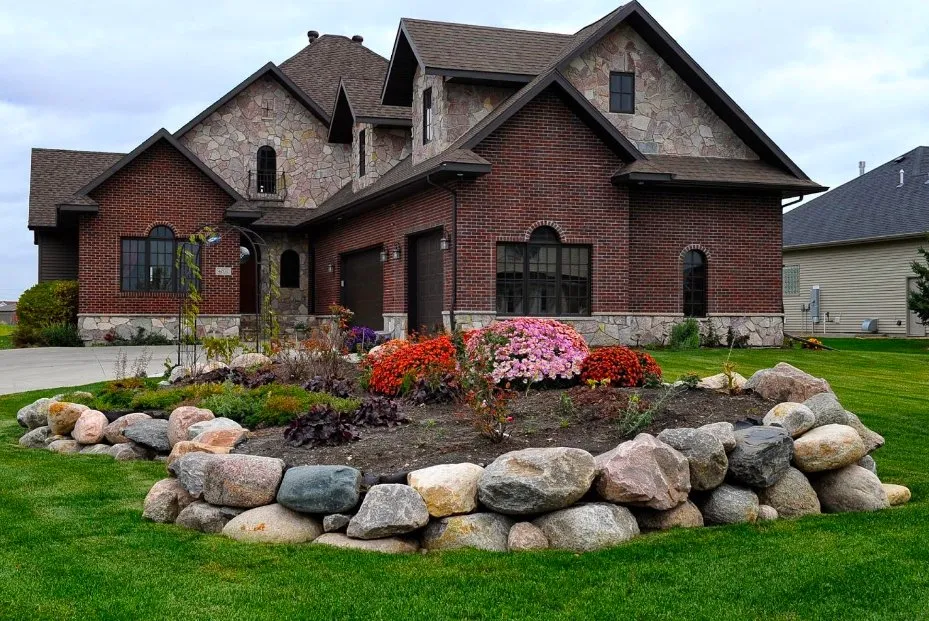 Reliable garden landscaping for year-round maintenance across Houston, TX - Dairy Ashford Lawn Mowing Service