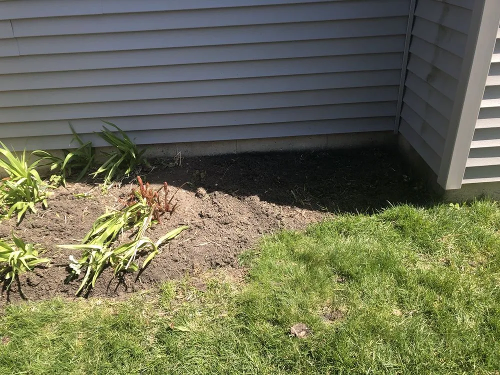 Custom outdoor landscaping in Aurora, IL by DAISY'S LANDSCAPING & SNOW