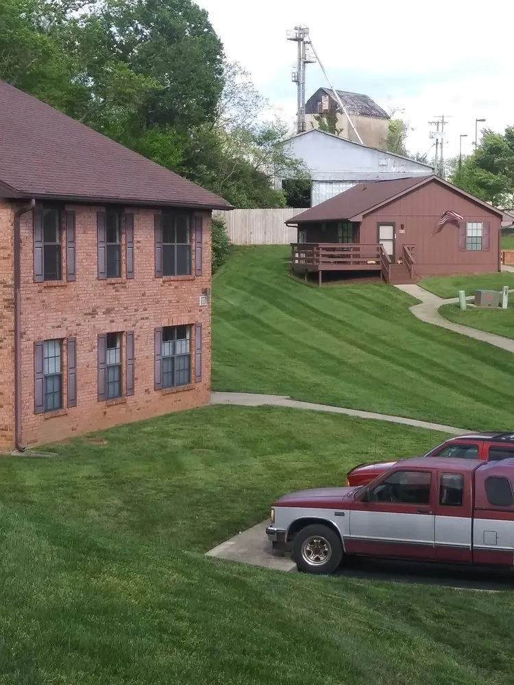 Top-rated garden landscaping for beautiful yards across Versailles, KY - Dales Lawn Service