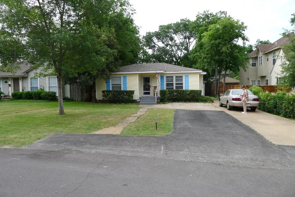 Custom lawn care service for homes in Dallas, TX by Dallas Drainage Solutions