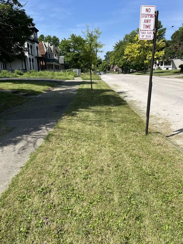 Local lawn mowing service in Toledo, OH by Damare’s Yard To Home Services