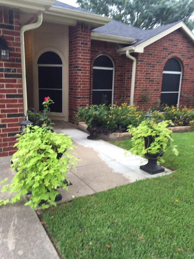 Professional lawn mowing service in Arlington, TX - Danny's Lawn Care Service