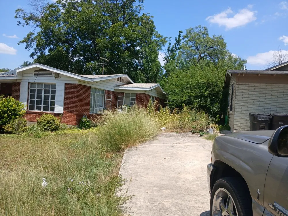 Expert lawn care service in San Antonio, TX - Dan's Lawn Care & Pressure Washing