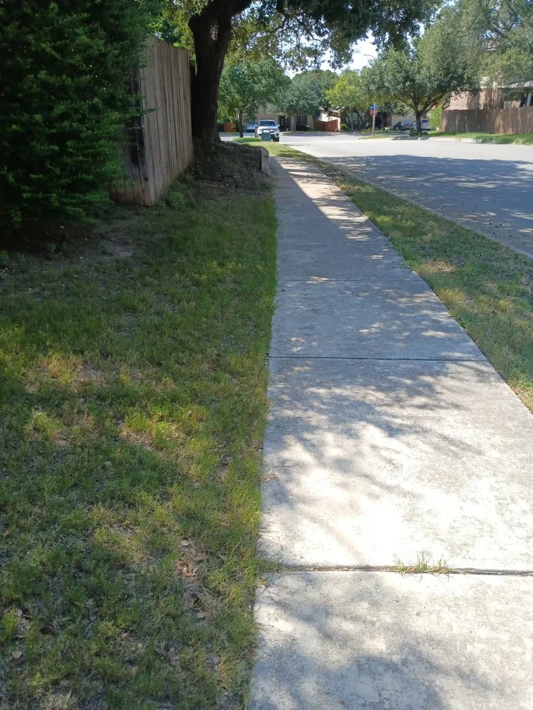 Custom lawn mowing service experts serving San Antonio, TX - Dan's Lawn Care & Pressure Washing