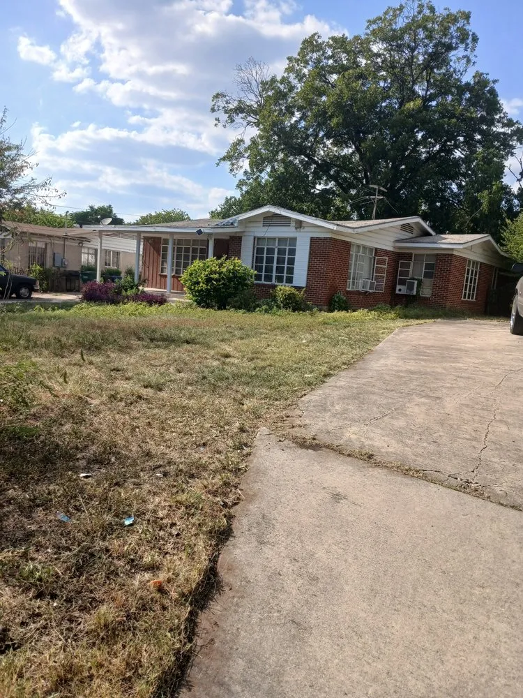 Affordable landscaping services for homes in San Antonio, TX by Dan's Lawn Care & Pressure Washing