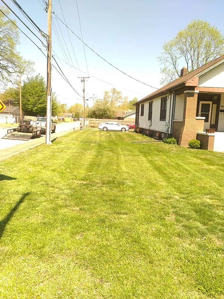 Professional yard maintenance for beautiful yards in Evansville, IN by Dan's Lawn Maintenance