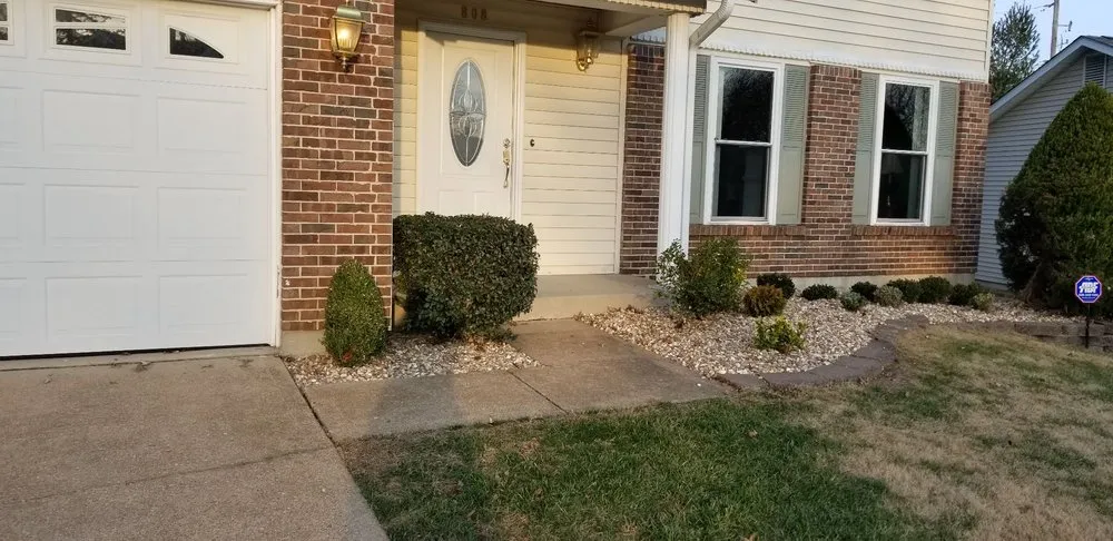 Top-rated lawn mowing service experts serving Saint Louis, MO - Dan's Lawn Service