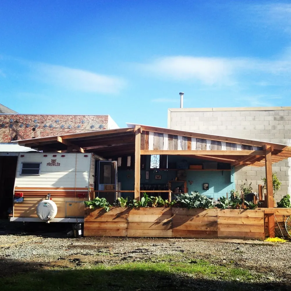 Affordable garden landscaping in Emeryville, CA by Datura Designs