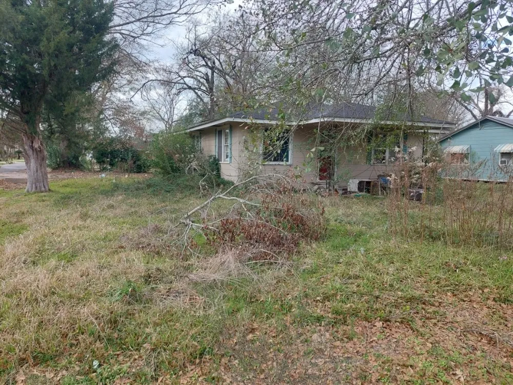 Affordable residential landscaping in Hessmer, LA by Dauzat's Lawn Care And Handyman