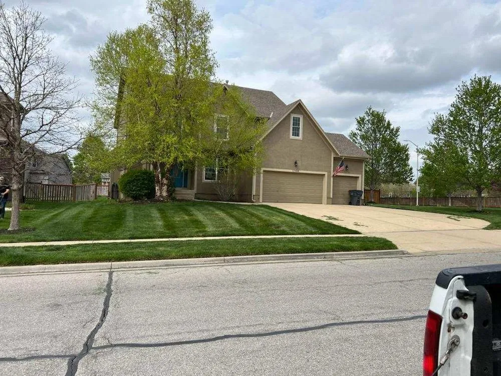 Professional lawn mowing service experts serving Olathe, KS - Davidson Lawn Care of Kansas