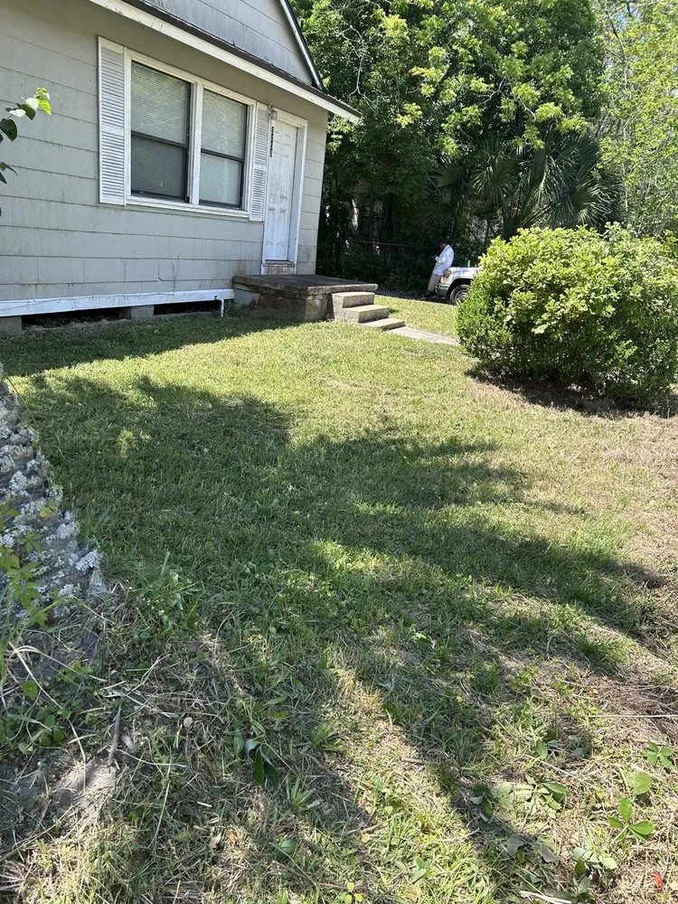 Local yard cleanup service in Jacksonville, FL - Davis Creations Landscape and Design