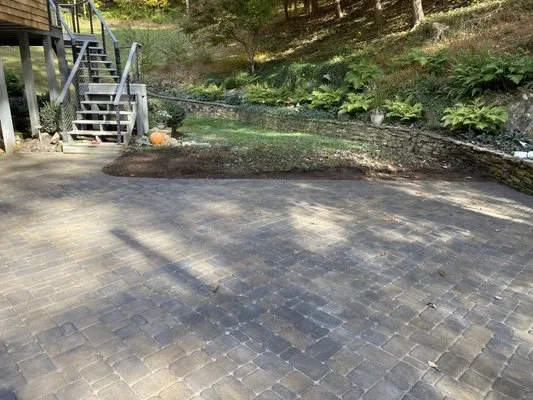 Davis Hardscape’s Logo