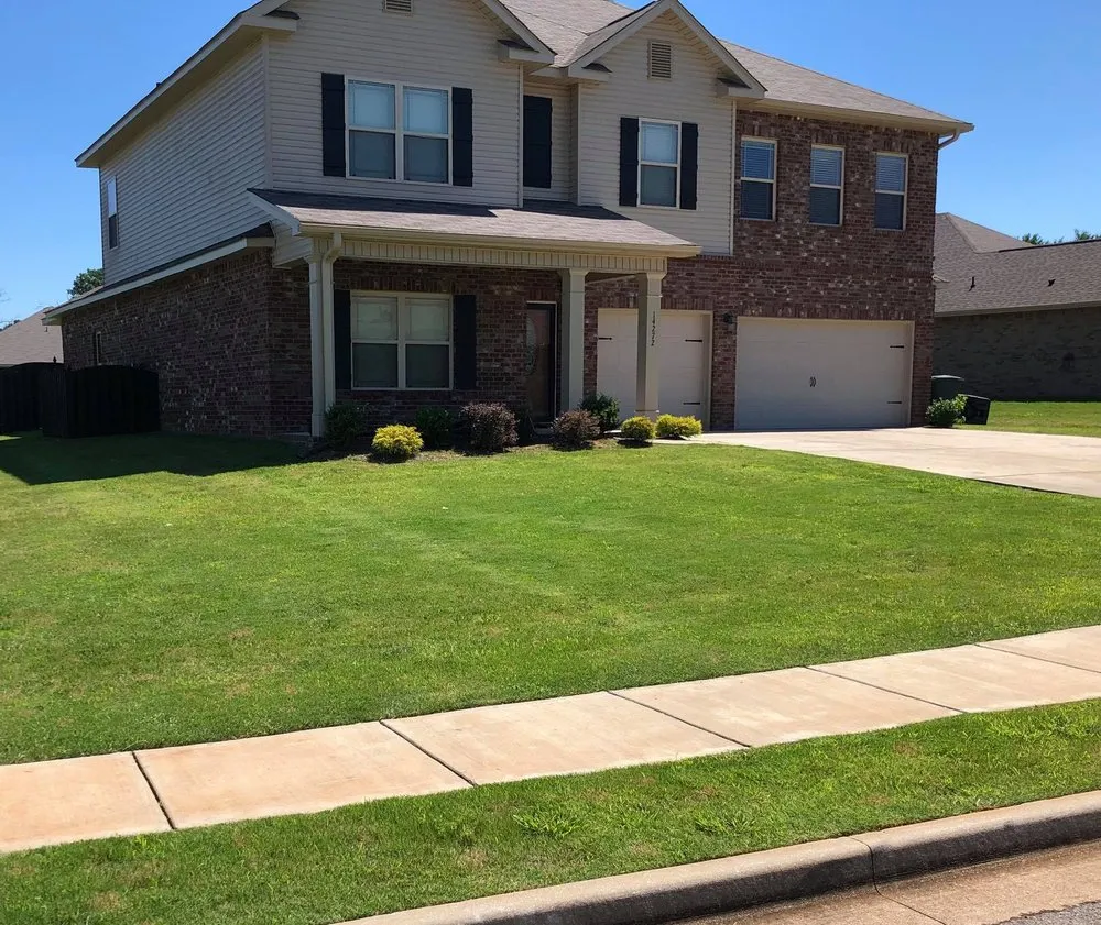 Expert lawn mowing service in Harvest, AL - Davis Lawn Care