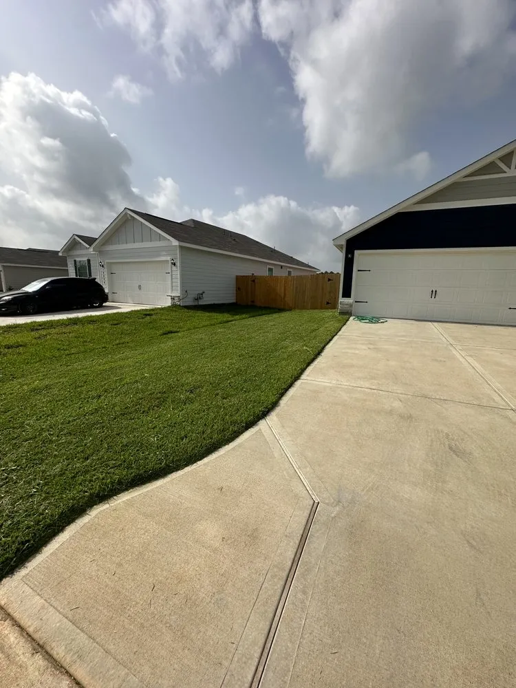 Local lawn care service for year-round maintenance across Conroe, TX - Davis Lawn services