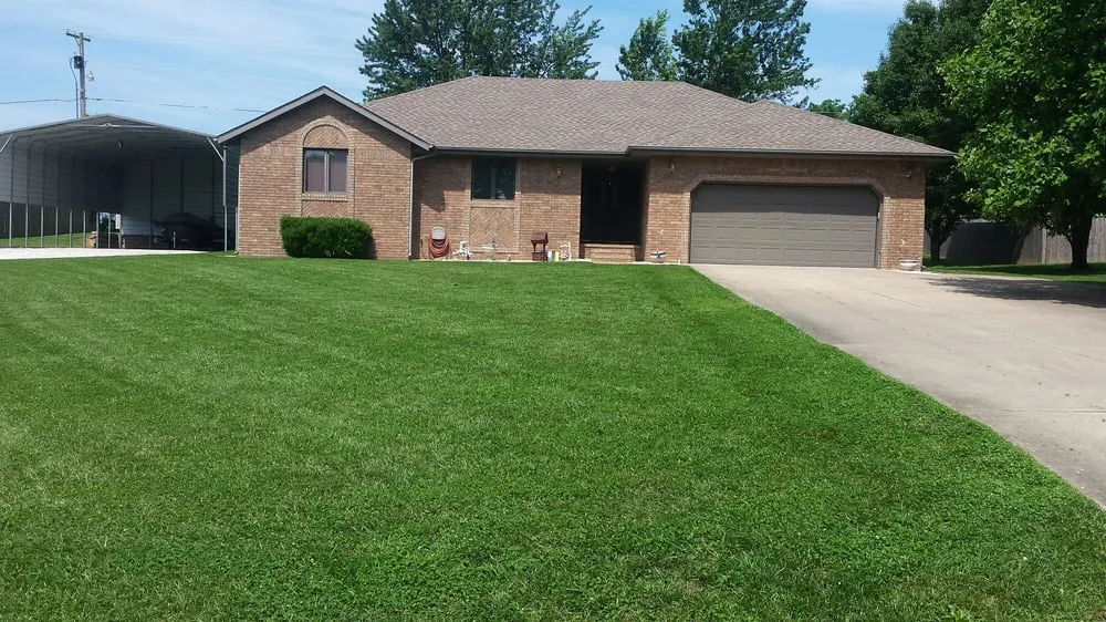 Expert lawn mowing service near you in Nixa, MO by Davis Mowing