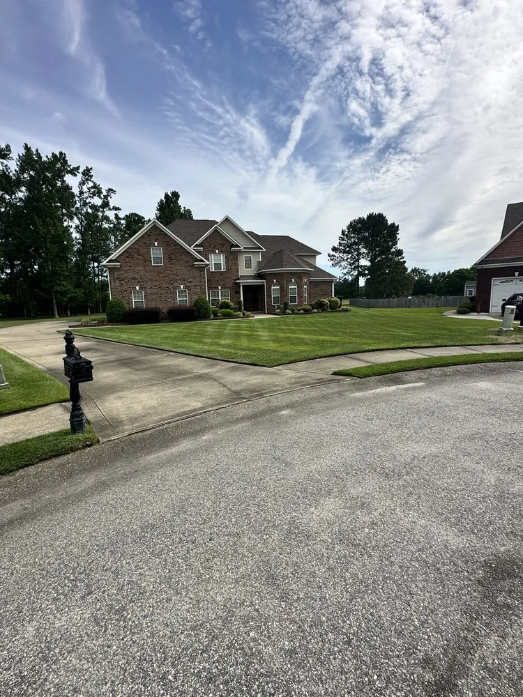 Top-rated garden landscaping in Raeford, NC - Dayalee lawncare services