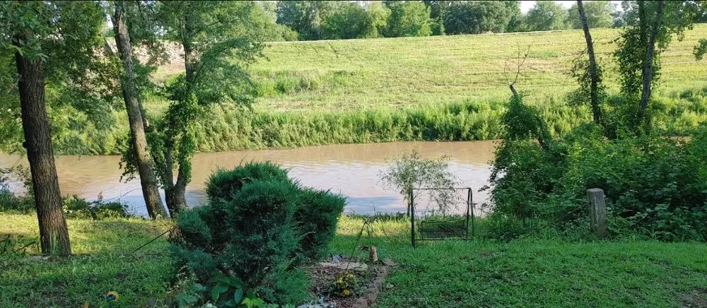 Affordable yard cleanup service for beautiful yards in Topeka, KS by Days Mowing