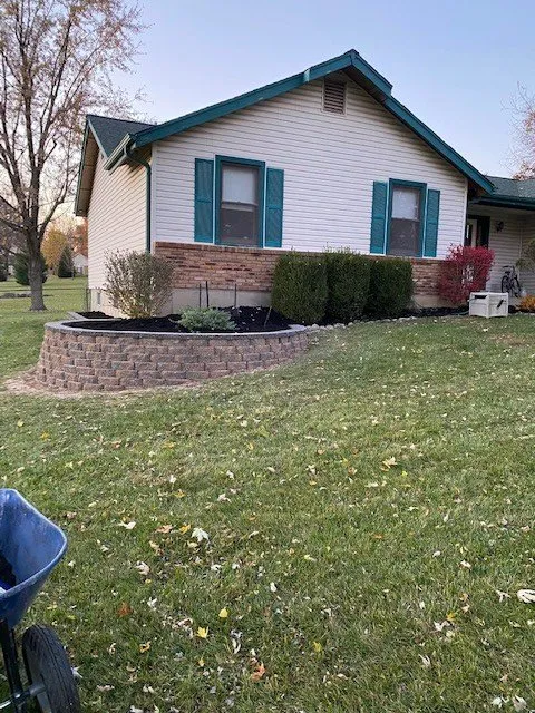 Professional lawn care service experts serving Saint Peters, MO - Daywork Hardscapes & Landscapes