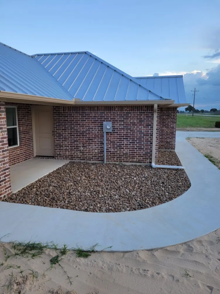 Custom outdoor landscaping in Navasota, TX by Dbar3 Landscaping Construction