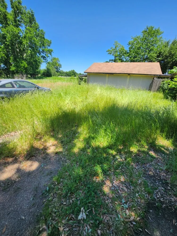 Custom landscaping services for homes in Navasota, TX by Dbar3 Landscaping Construction